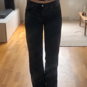 jeans - grå/svarta jeans från Zara, wide mid waist. Väldigt fint skick