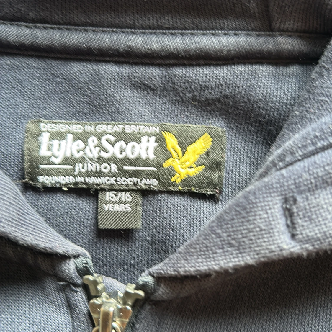 Mörkblå hoodie från Lyle & Scott - 2