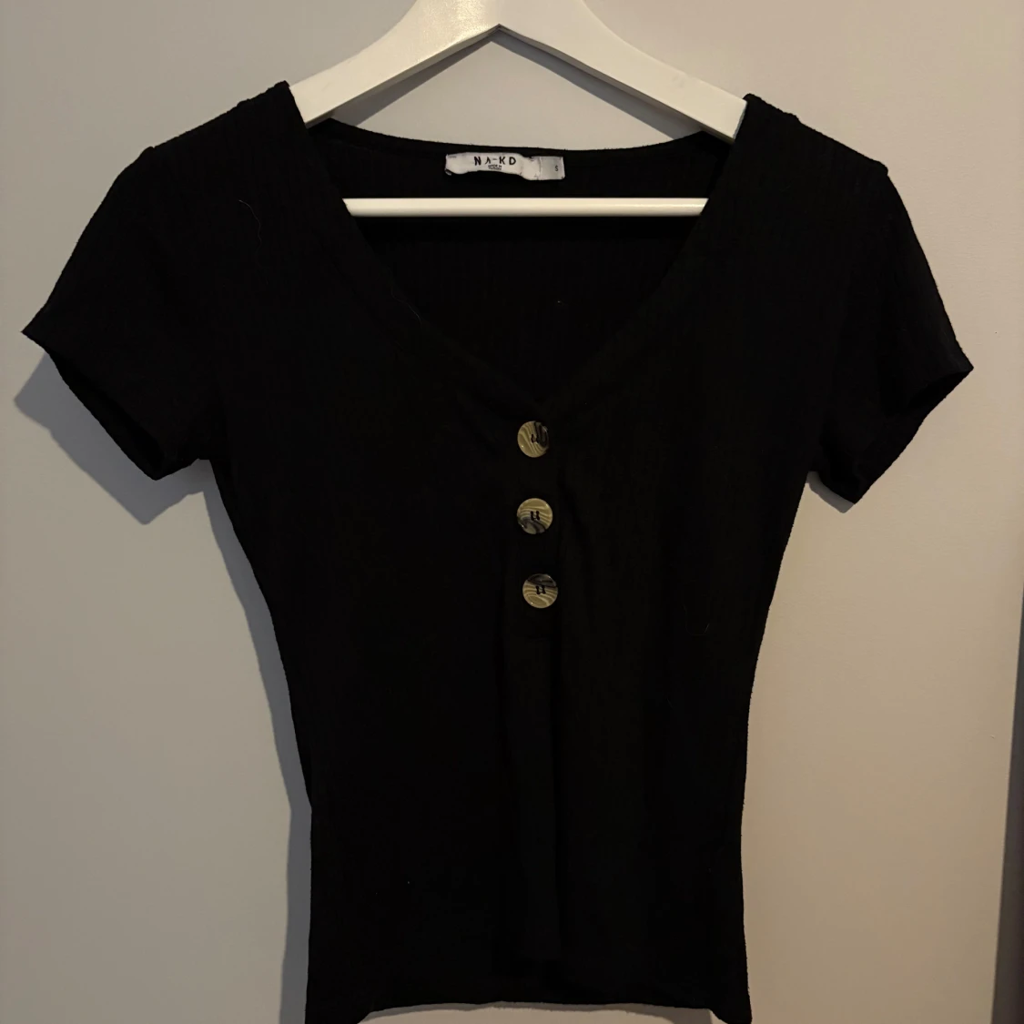 Svart ribbad topp med knappar NA-KD