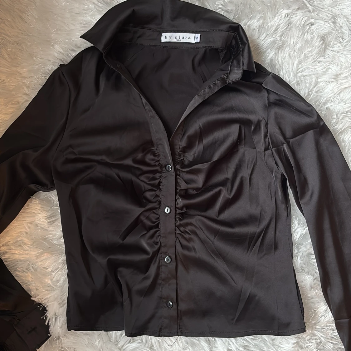 Svart satinblus från By Clara