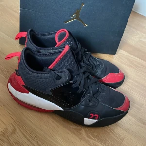 Svarta och röda Nike Jordan sneakers - Snygga Nike Jordan sneakers i svart och rött med vita detaljer. Skorna har snörning, mesh och syntetmaterial, samt coola detaljer som nummer 23 på sidan och Jumpman-logga. (Ganska slitna)