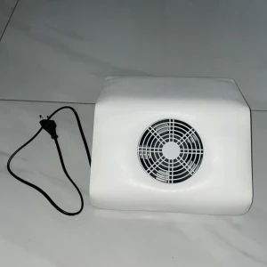 Vit nageldammsugare för manikyr - Elektrisk vit nageldammsugare med rund fläkt i mitten och svart sladd. Perfekt för att hålla nagelbordet rent från damm vid manikyr och nagelförlängning. Modern och stilren design i plastmaterial.