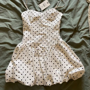 Vit prickig kortklänning  - Supersöt prickig miniklänning från Bershka. Den är helt ny med lappen kvar! Säljer då den tyvärr inte passade. Skriv vid frågor!💕 Pris ka diskuteras!