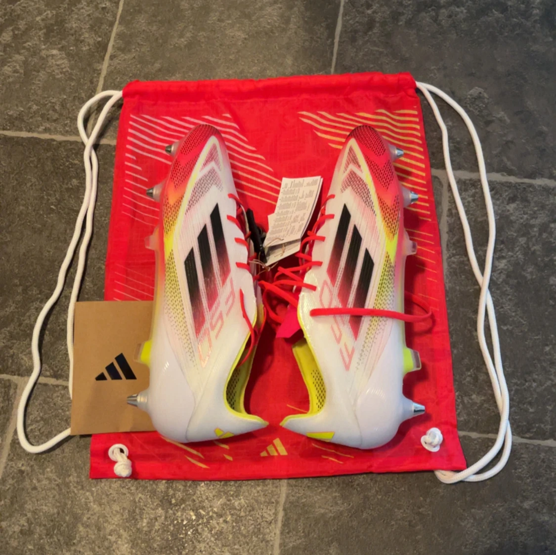 Adidas F50 vita och rosa fotbollsskor