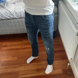 Dondup jeans - Säljer ett par riktigt feta jeans från Dondup för 320kr. Storlek: W34 L33, modell: Hankey, skick: 9/10.