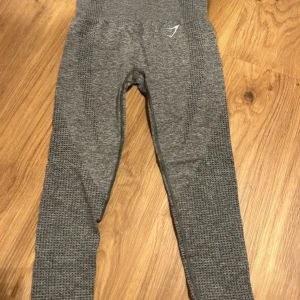 Grå leggings från Gymshark - Snygga grå leggings från Gymshark storlek M/s väldigt stretchiga. .