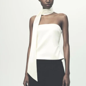 Superfin topp - Endast använd en gång. Sitter så fint och elegant!