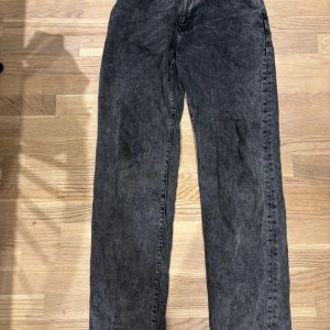 Mörkgråa jeans från Woodbird - Det Leroy Thun black jeans ifrån woodbird Har avslappnad design (relaxed fit) se bild 3  Storlek Waist 29/Height 34 Passar normalt i storlek   Relativt använda men med få tecken på något slitage alls. Har kvar alla originella lappar  Originalpris 1120kr  Original länk: https://munkstore.se/products/52663-leroy-thun-black-jeans