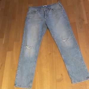 Zara jeans - Säljer dessa supersnygga Zara jeans i strl 44 då dem tyvärr har blivit för stora för mig. Jätte snygga slitna detaljer, topp skick. Kan även tänka mig att byta mot jeans i samma modell men mindre storlek då jag verkligen tycker dessa är så fina!! Low/mid waist 