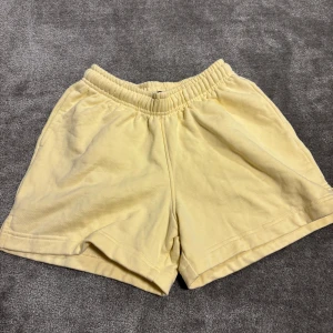 Gula shorts från BikBok i bomull - Mjuka ljusgula shorts från BikBok i bomull med elastisk midja och avslappnad passform.