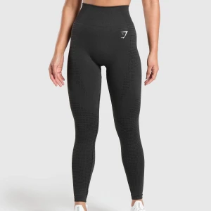 Träningstights från gymshark  - Super fina byxor i grå grön färg är nu till salu, de på första bilden är inte samma som de andra men väldigt lika. De är lite spruckna i rumpan men ingen man tänker på, nypris: 499 men jag säljer de endast för 150kr, öppen för prisförslag. Hör av er vid minsta lilla fråga elle funderingar💞
