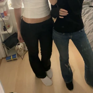 Svarta kostymbyxor - Säljer ett par svarta kostymbyxor från Bikbok med låg midja. Hör av er vid fler frågor💞