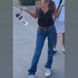 Blå bootcut jeans från LTB  - Jätte snygga jeans från LTB som är i ett jätte bra skick, inte alls mycket använda💕 passar perfekt nu snart till hösten💕storlek 27/34 men sitter som en 26/34 mer💕även väldigt stretchiga s