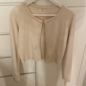 Beige kofta - Säljer nu en supersöt beige kofta från missäy. Inte något slitage alls. Säljer pga att det inte riktigt var min stil när jag väl använde den 💕