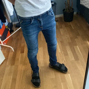 Blå Replay Jondrill jeans - Säljer ett par blå Replay Jondrill jeans | Storlek: 30/34, passar dig mellan 180–190 cm | Skick: 7/10, använda fåtal gånger | Bara att skriva vid funderingar✍️