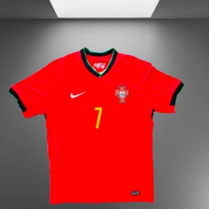 Portugaltröja Ikonisk Ronaldo #7 - Visa din passion för fotboll med denna officiella Portugaltröja med Ronaldo #7! Klassisk design i rött med gröna detaljer – perfekt för fans och samlare. Bekväm passform, Nike-kvalitet och en legend på ryggen. säkra din tröja nu! 🇵🇹⚽ * M: 175 185 CM, 70-75Kg