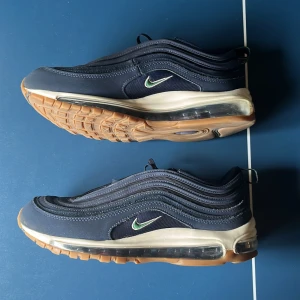 Nike Air Max 97 - Blåa och gröna Nike Air Max 97 i storlek 43. Skriv vid frågor och funderingar. Pris ej hugget i sten!