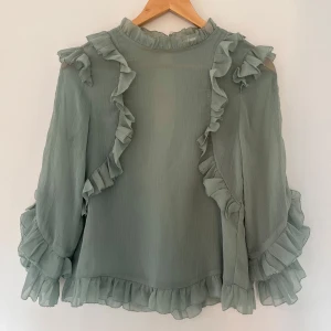 Grön blus med volang - Grön blus med volang