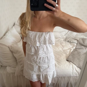 Volangklänning - Den sötaste klänningen i sommar💛💛💛 superfin med volanger och broderi