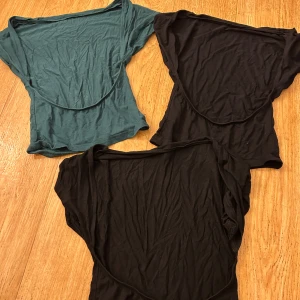 Öppen rygg t shirt - 3 stycken öppen rygg t shirts, två svarta storlek xs ena helt ny och andra använd 3 gg, den gröna storlek xs aldrig använd. Alla 3 för 49 kr 