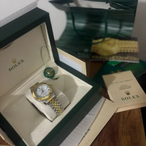 Lyxigt klocka  - Helt ny lyxigt klocka i storlek 36 mm. Originalbox och allt annat tillbehöret förliker med. Garanti medföljer.