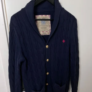 Mörkblå cardigan från Morris - Riktig snygg stickad cardigan från Morris | Storlek M | Mycket bra skick✅| 