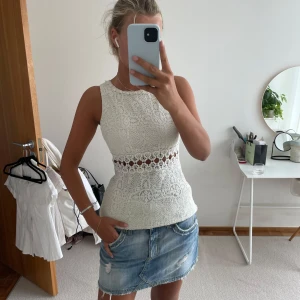 Topp - Super söt top, lite lång så har vikt upp den längst ner🥰