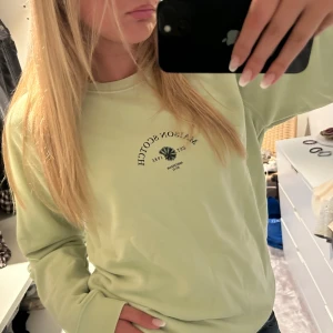 Scotch&Soda ljusgrön sweatshirt - Ljusgrön sweatshirt från Maison Scotch med tryck på bröstet. Tröjan har rund halsringning och långa ärmar, perfekt för en chill och avslappnad stil. Mjuk bomullskänsla och enkel design som funkar till jeans eller leggings.