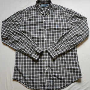 Rutig Ralph Lauren skjorta  - Tjo gubbar! En fet rutig Ralph Lauren skjorta  i olika färger med märket i mörkblått. Väldigt bra skick, storlek L och perfekt för just dig 😉 kolla gärna profilen för mycket mer Ralph Lauren kläder och följ gärna också ❤️ ha de göttttttt 🥳