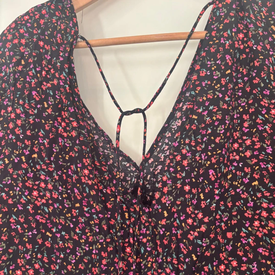 Svart blommig klänning med knyt - 1
