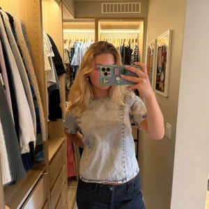 Jeans/denim topp Zara - Jeans denim topp från Zara, man kan ha den åt båda hållen. Funkar som en jeans jacka att ha över en annan topp också. Väldigt bra skick.