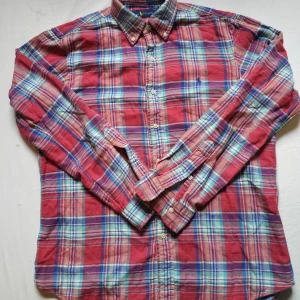 Rutig Ralph Lauren skjorta  - Tjo gubbar! En fet Ralph Lauren skjorta i alla möjliga färger med märket i mörkblått. Väldigt bra skick, storlek M och perfekt för just dig 😉 kolla gärna profilen för mycket mer Ralph Lauren kläder och följ gärna också ❤️ ha de göttttttt 🥳