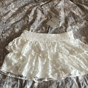 Kjol från design by si - Vit kjol från design by si, aldrig använd. Osäker på storlek men lite liten på mig som vanligtvis har M så gissar på S