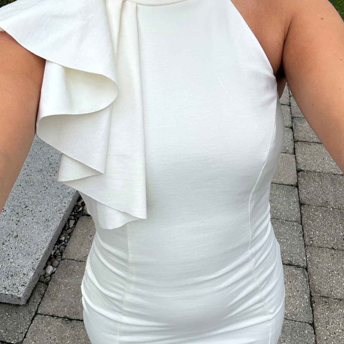 Vit kort klänning med volangdetalj - 4