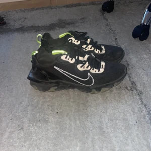 Nike react  - Köptes för ca 2 månaders sen annvänd 10 gånger ungefär snabbaffär pris sänks st 42,5