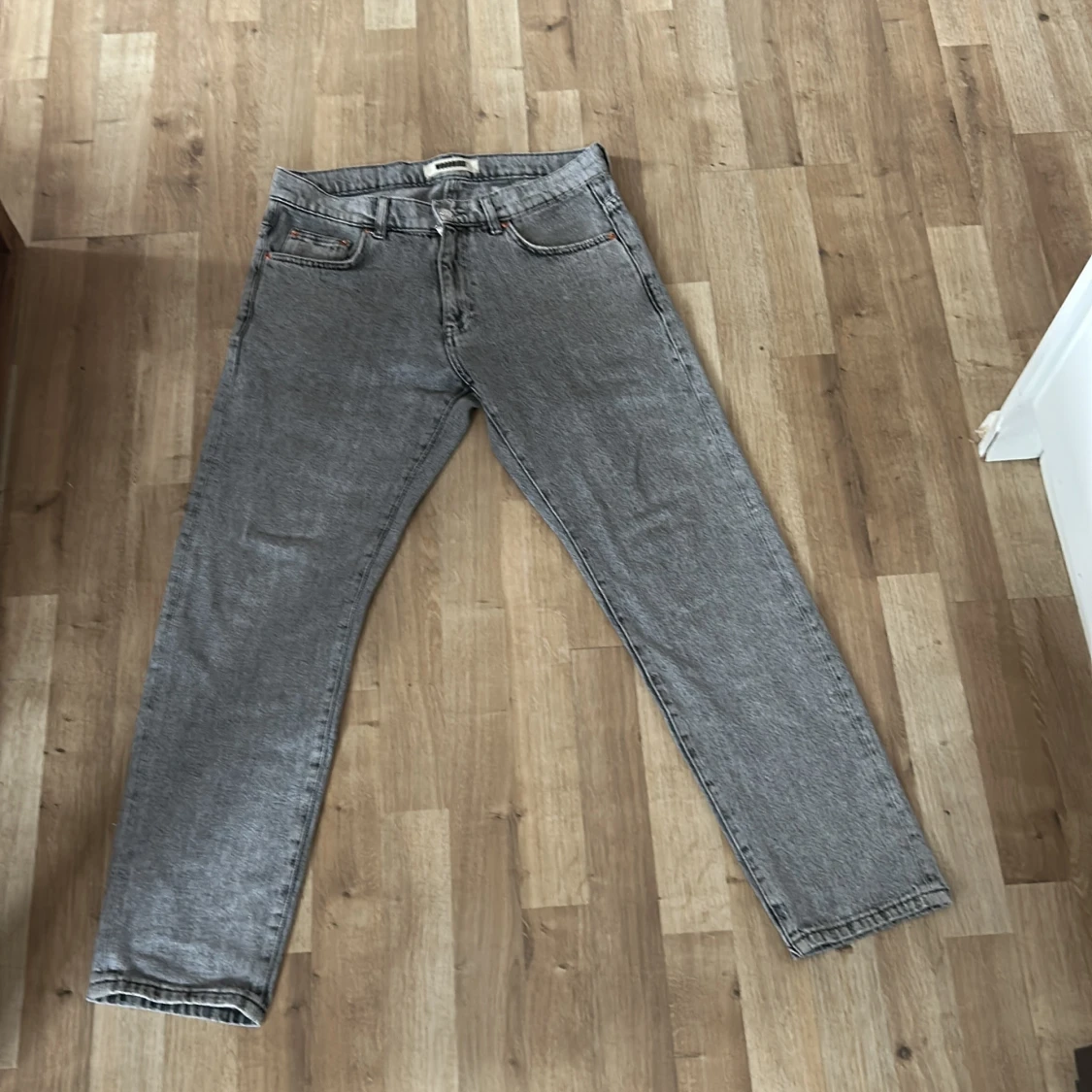 Grå jeans från Woodbird - 1