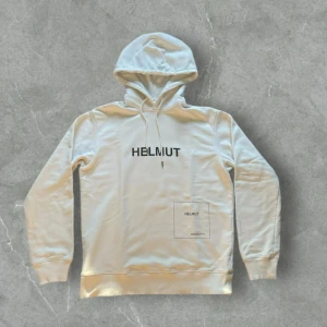 Helmut Lang hoodie - Vit hoodie från Helmut i väldigt gott skick, Snygg minimalistisk design. Väldigt unik hoodie och svårt att hitta liknandei samma kvalité och lik bra pris. Perfekt för sommar kvällar och höstdagar. Hör av dig vid funderingar!