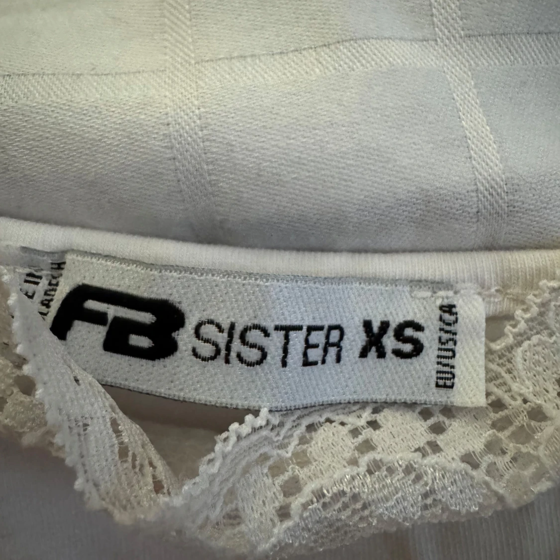 Vit spetskantad linnetopp FB Sister XS - 2