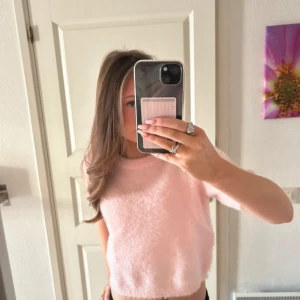 Rosa stickad tshirt - Jättefin fluffig stickad T-shirt🥰 säljer då den ej kommer till användning längre!!