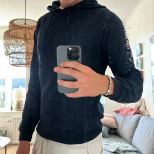 Stickad hoodie mörkblå - Riktigt fett till de kyliga sommarkvällarna, riktigt bra skick skriv vid funderingar🙌