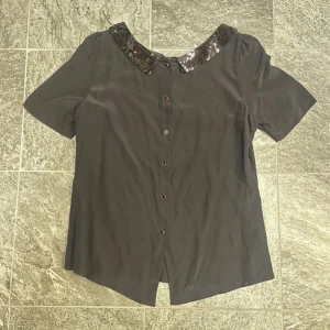 Topp från Massimo Dutti - Jättefint skick. Står storlek L, men är liten i storlek (se bild för måtten på plagget). 100% mullbärssilke.