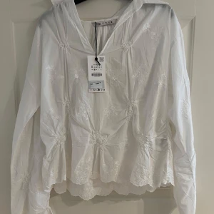 Vit blus/skjorta  - Så fin oanvänd blus/skjorta från Zara 💕