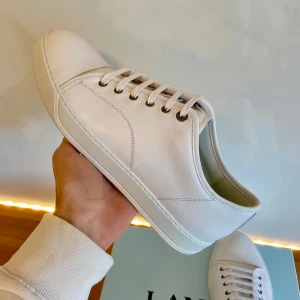 Lanvin - Mina vita Lanvins dbb1 är helt nya, de är använda 1 gång utomhus, därav kan jag inte skicka tillbaka. Att jag vill skicka tillbaka de beror på att de är lite för stora på mig(present).  Vita, storlek 44  Allt på sista bilden medföljer: Lanvin kartong, Lanvin påsar, Lanvin dbb1, Lanvin extra skosnören  Är villig att byta mot 43er i samma modell och liknade skick! Helst vita!