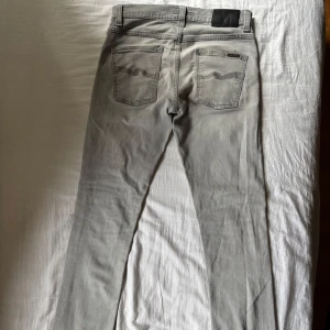 Nudie jeans  - Ett par snygga Nudie jeans | modell Lean Dean i storlek 30/30. Skicket är bra men lite slitningar på byxorna. Vid frågor eller funderingar är de bara att höra av sig!!