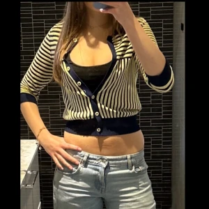 Randig kofta - Snygg croppad kofta från Zara med marinblå och beige ränder. Koftan har trekvartsärm, knappar framtill och ribbade muddar. Aldrig använd i storlek S
