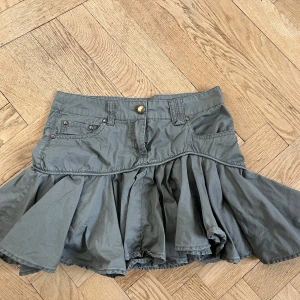 Grå volangkjol från Refree XS - Supersnygg grå minikjol från Refree med volang!❤️ tyvärr är gylfen trasig!