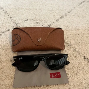 Ray-Ban solglasögon - Ray-Ban solglasögon i väldigt bra skick. Använda fåtalgånger.