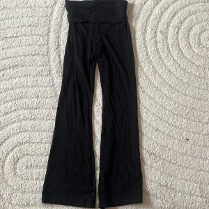 Svarta bootcut byxor med hög midja - Svarta byxor med bred, hög midja och bootcut-ben. Mjukt och stretchigt material.