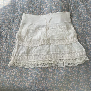Kjol - Jättegullig vit kjol. Perfekt till sommaren. Går att  vila ner också