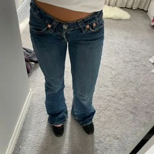 Lågmidjade bootcut jeans - Coola lågmidjade bootcut vintage jeans från Levis, storlek S😋